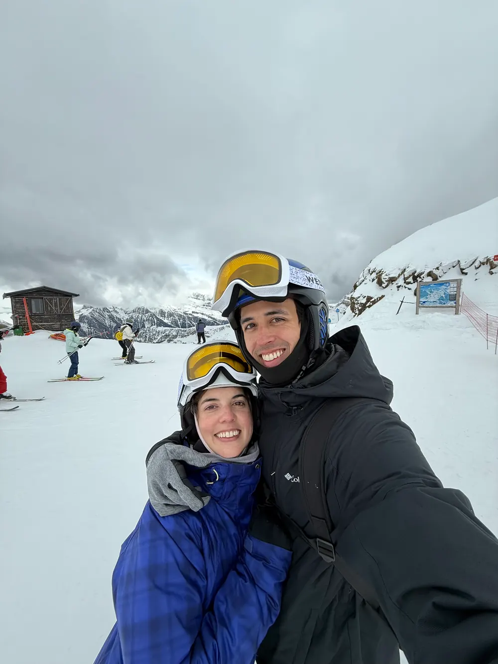 Selfie de Vale y Fede con casco y antiparras en una pista de esquí nevada.